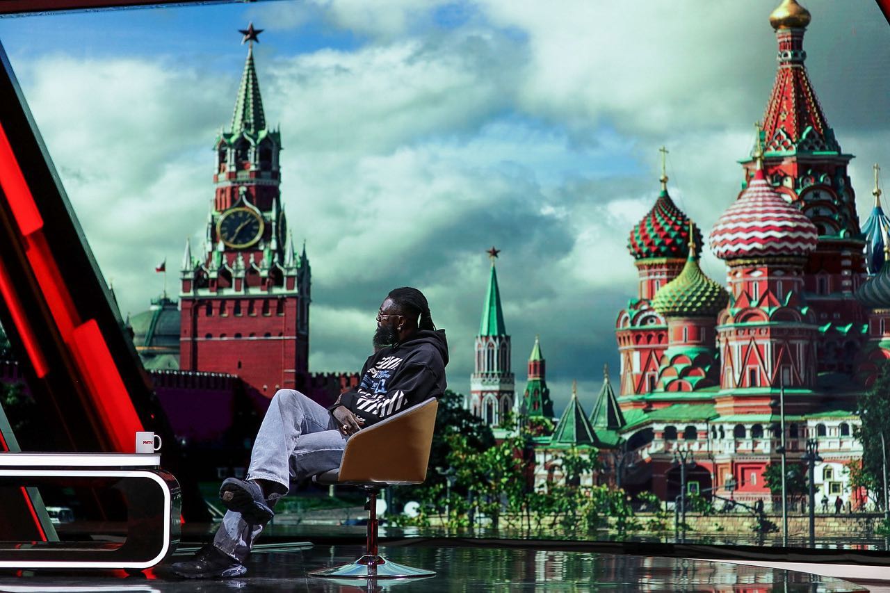 De belles images d’Emmanuel Adebayor en Russie ?